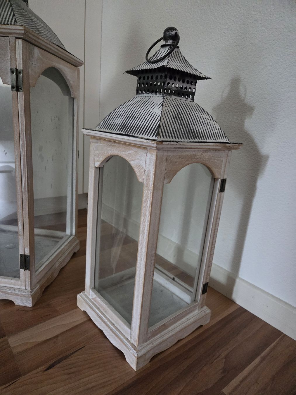 Laternen: 2 Windlichter Laternen Holz Metall weiss – Gebraucht aus Hittnau von SirKahn 1