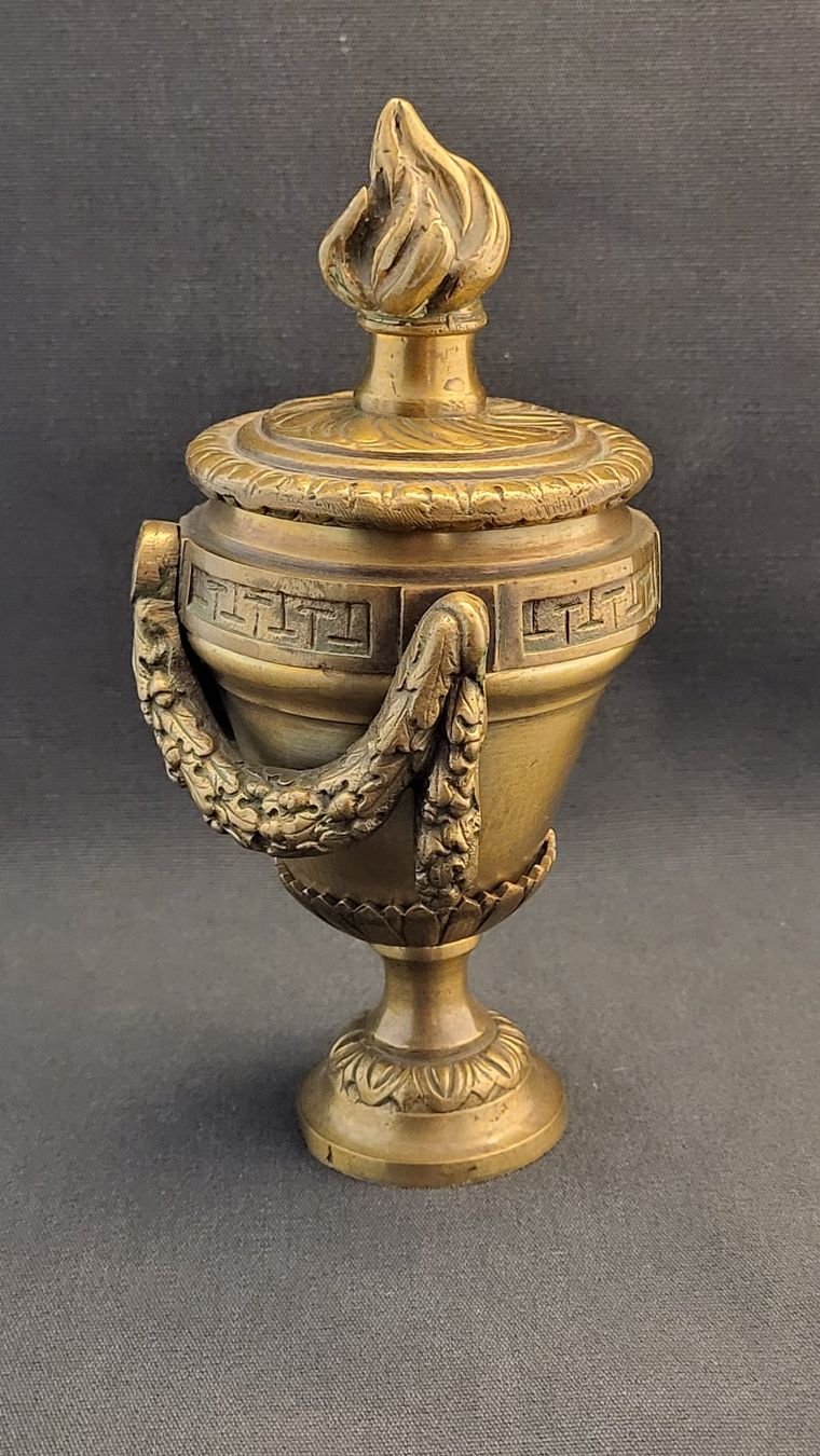 Statuette: Antikes Bronze-Objekt mit Fackelaufsatz – Usato da Basel venduto da spinne02 1