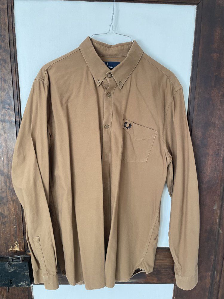 Fred Perry Hemden: Fred Perry Oxford Button-Down Hemd camel L – Gebraucht aus Stäfa von hag_7wls