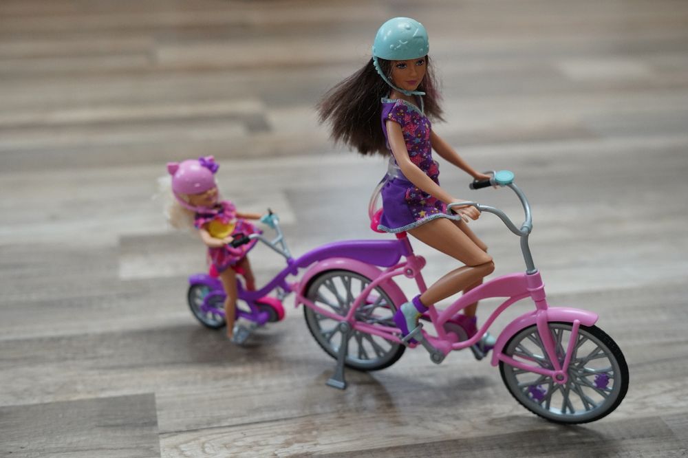  2 Barbie Puppen mit Tandem Velo Fahrrad (Gebraucht) in Buttisholz für Illustration 