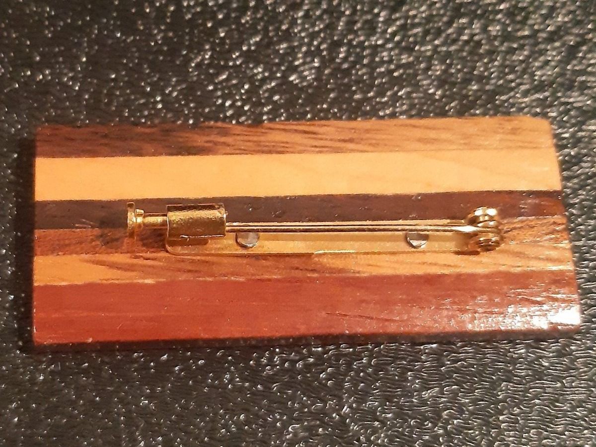 Broches & Aiguilles: Brosche aus Holz – D'occasion à Auenstein par bugaboo470 1