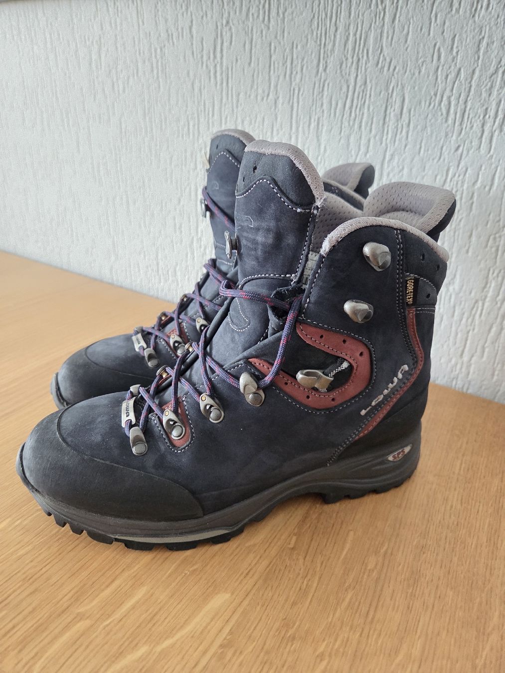 Lowa Chaussures femmes: Lowa Wanderschuhe GoreTex 39.5 – D'occasion à Oberuzwil par Umlobo