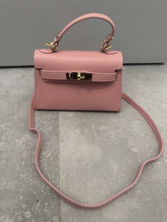 Petit sac à main en cuir rose avec bandoulière