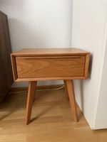 Nachttisch aus Holz mit Schublade