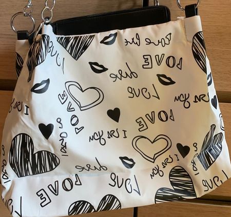 Sac à main tendance avec motifs coeurs et bisous ❤️💋