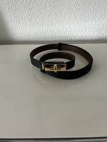 Verstellbarer Ledergürtel mit goldener schnalle 
