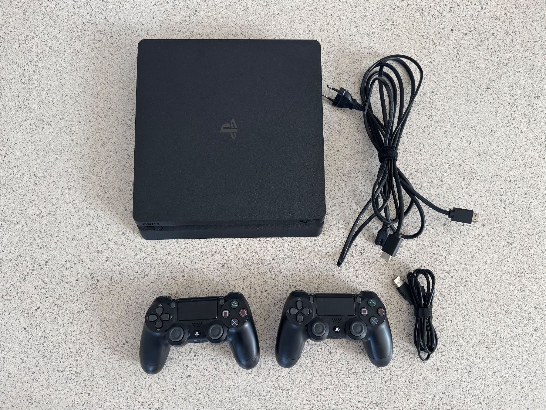 Sony Konsolen: PS4 Slim inkl. 2 Controller – Gebraucht aus Suhr von Tradewarrior 1