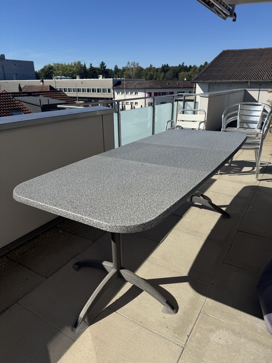 Tables: Gartentisch Grau  – D'occasion à Utzenstorf par sim_9lzb 1