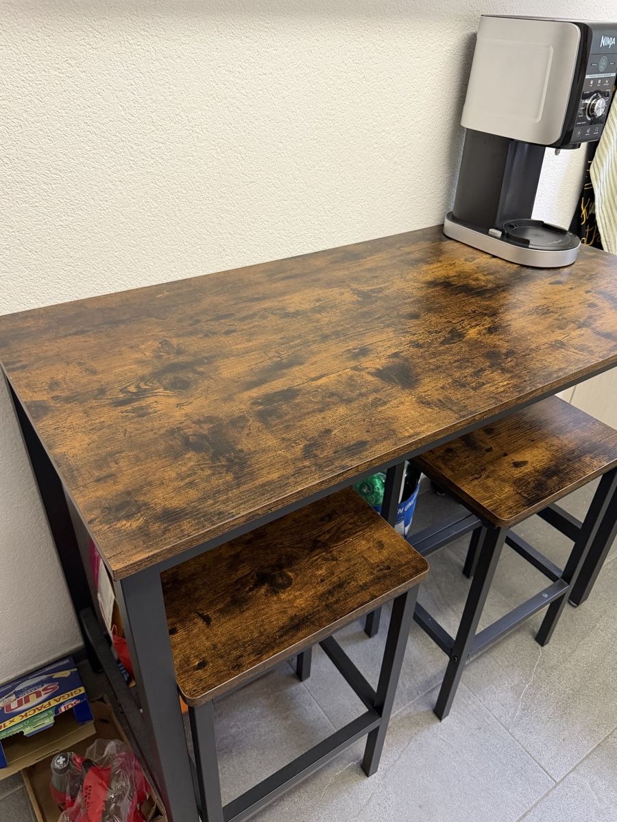 Allestimento di negozi e stand fieristici: Bartisch mit Hocker – Usato da Suhr venduto da sergio.cantoni 2