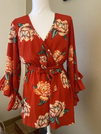 Rotes Sommerjumpsuit mit Blumenmuster - Grösse 34