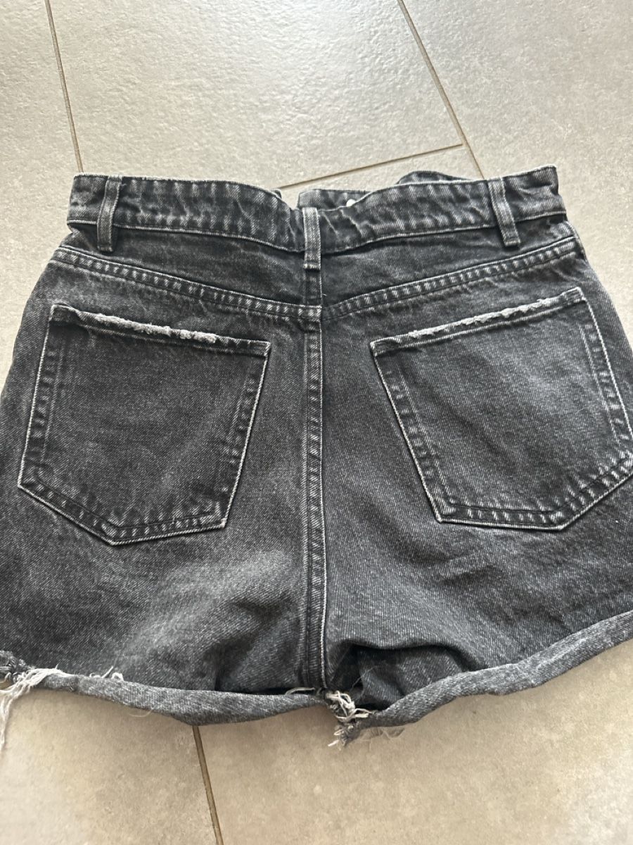 Zara Jeans: Shorts Zara, 36 – Nuovo (secondo la descrizione) da Thônex venduto da ann_vb9b 2