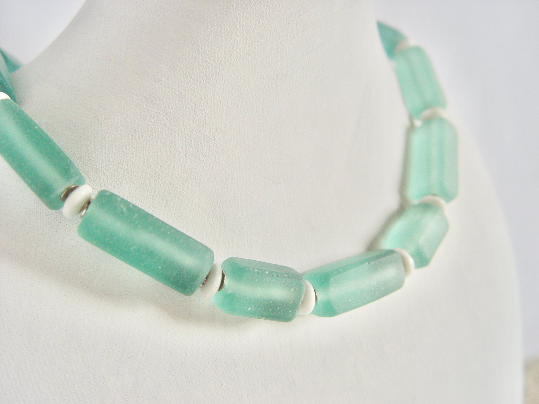 Colliers: Collier aus afrikanischem, Eis-blauem Recycling Glas – D'occasion à Henggart par gernli