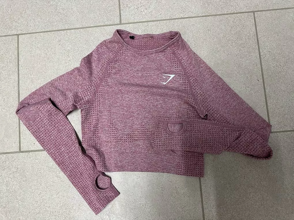 Top: Gymshark Top – Usato da Zürich venduto da SM122