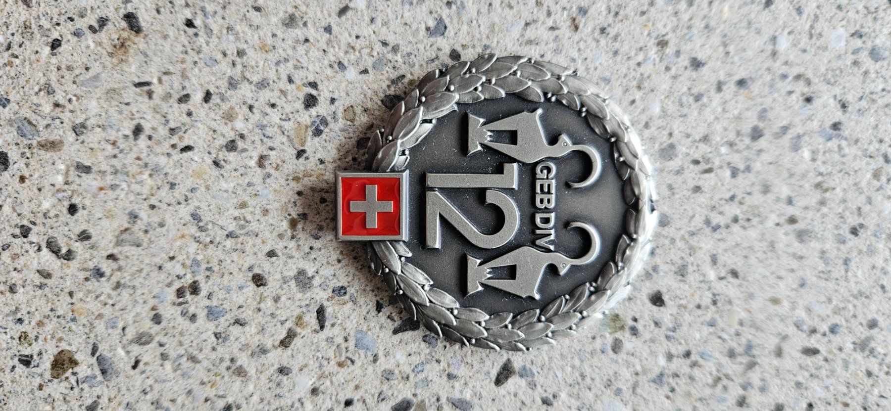 Schweizer Armee Plaketten & Abzeichen: *** Beretemblem Silber *** – Neu (gemäss Beschreibung) aus Riedholz von fr_sIruP