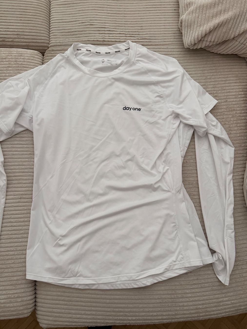 T-shirt: Day One von Arda, Langarm und Kurzarm Shirts. – Usato da Chur venduto da nic_cx7v