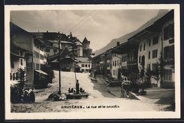 Gruyères, la rue principale et le cruci
