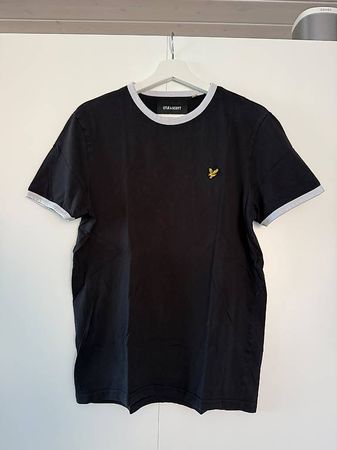 SCHWARZES T-SHIRT MIT KONTRASTBESATZ