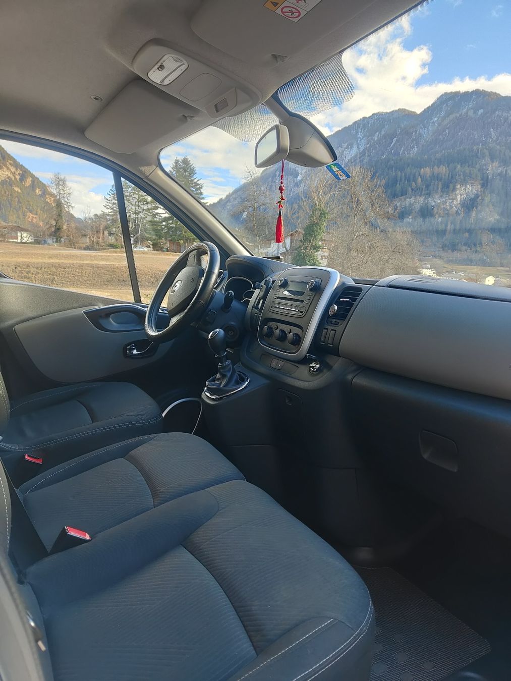 Renault Camping Fahrzeuge: Renault Trafic Camper Van (MFK April 26) – Gebraucht aus Speicher von lucenera 2