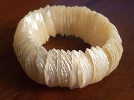 Armband Muschel weissglitzrig perlmuttig m.Gummizug