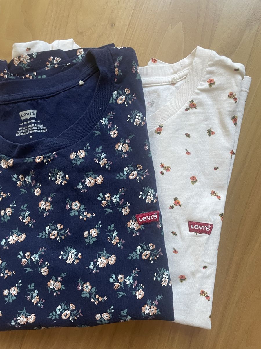 Levi's T-shirts: 2 Levis T-Shirts Blumenmuster Grösse M – D'occasion à Fribourg par Mymikrakra01