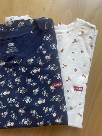 2 Levis T-Shirts Blumenmuster Grösse M