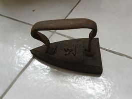 Vecchio piccolo ferro da stiro‪