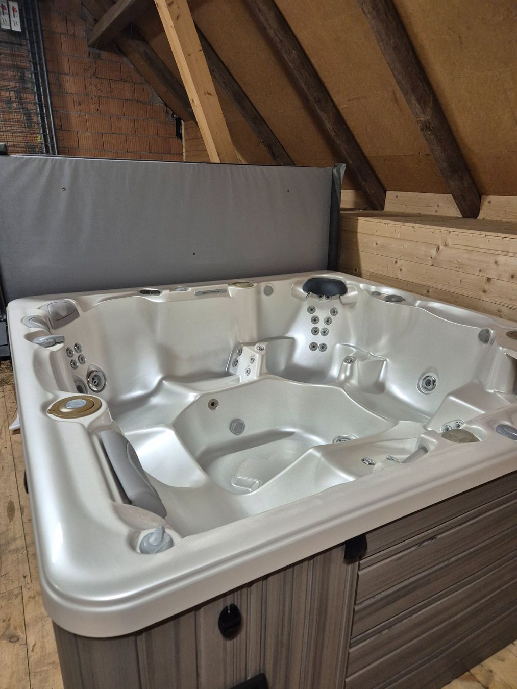 Whirlpool: Whirlpool der Marke CalderaSpa Modell Elation – Gebraucht aus Lyss von loi_tls7 3