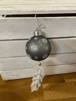 Weihnachtskugel mit Feder