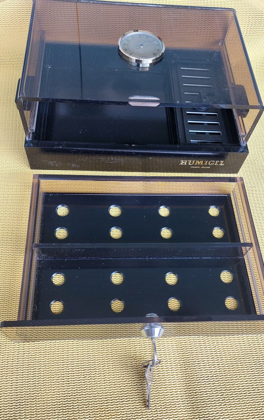 Humidor per sigari: Zigarren Humidor. Abschliessbar – Usato da Arlesheim venduto da Chruenz 4