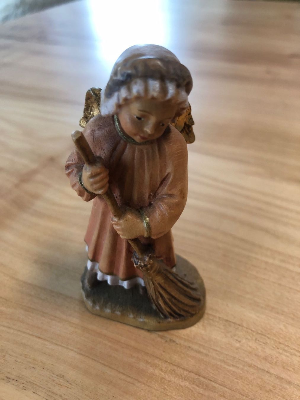 Figuren: Krippenfigur Engel Figur mit Besen, LEPI – Gebraucht aus Kaltbrunn von lagone1