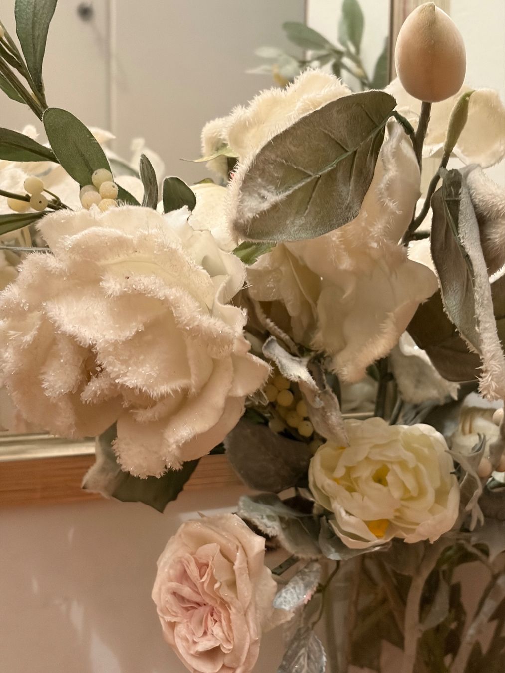 Tutte le decorazioni: Winterdeko: Elegantes Kunstblumenarrangement – Usato da Luzern venduto da Lampion 2