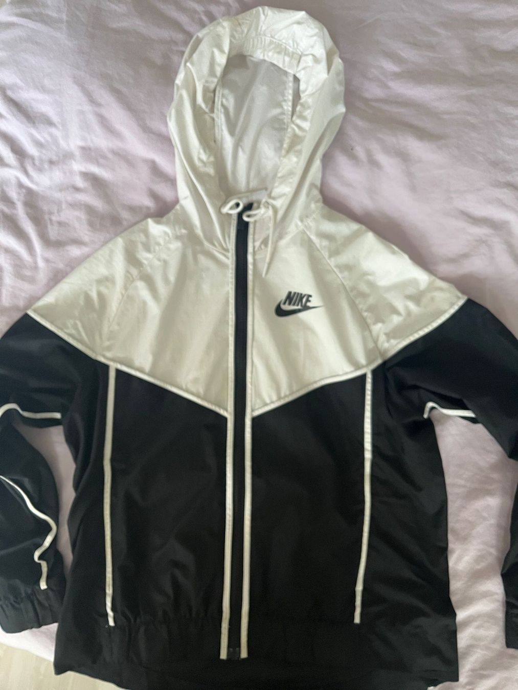 Nike Giacche: Veste coupe-vent Nike noir et blanc – Usato da Court venduto da Style_ambre