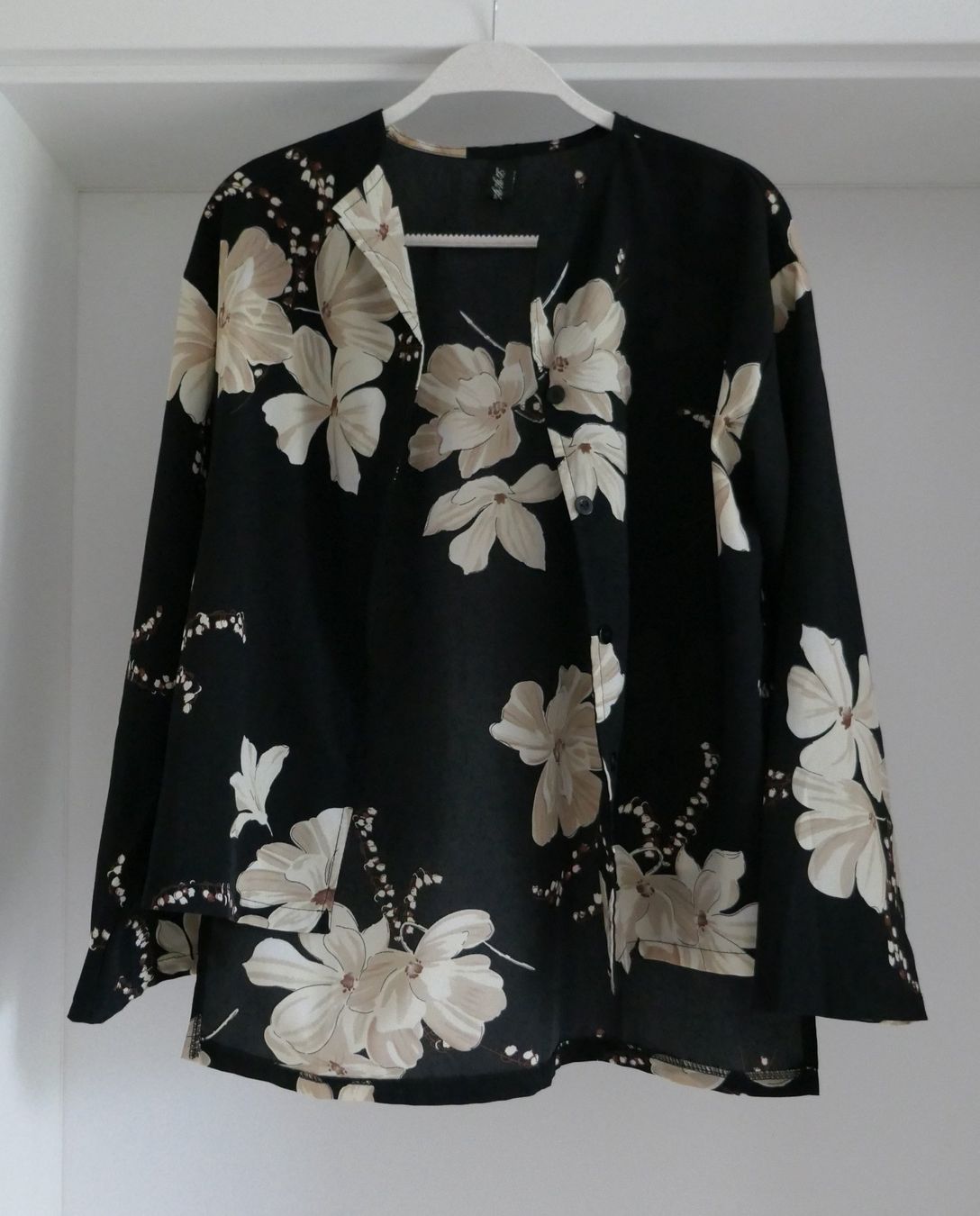 Blusen: Bluse / Hemdbluse / Cardigan Gr. S, schwarz mit Blumenmuster – Gebraucht aus Port von uzuku