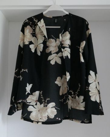Bluse / Hemdbluse / Cardigan Gr. S, schwarz mit Blumenmuster