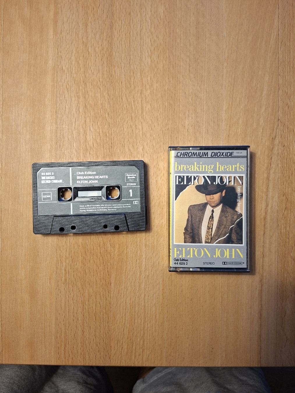 Cassettes audio: Elton John Breaking Hearts MC – D'occasion à Horboden par hasel555