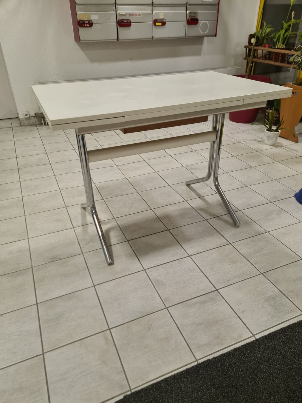 Tables: Table extensible blanche pieds chromés bon état – D'occasion à Monthey par 187-zeroo