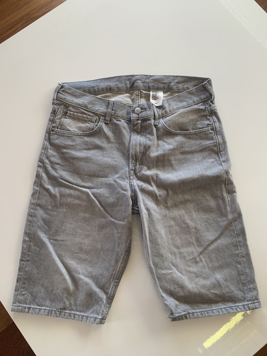 H&M Pantaloni: Denim Gray Shorts H&M – Usato da Chexbres venduto da doe_xns6