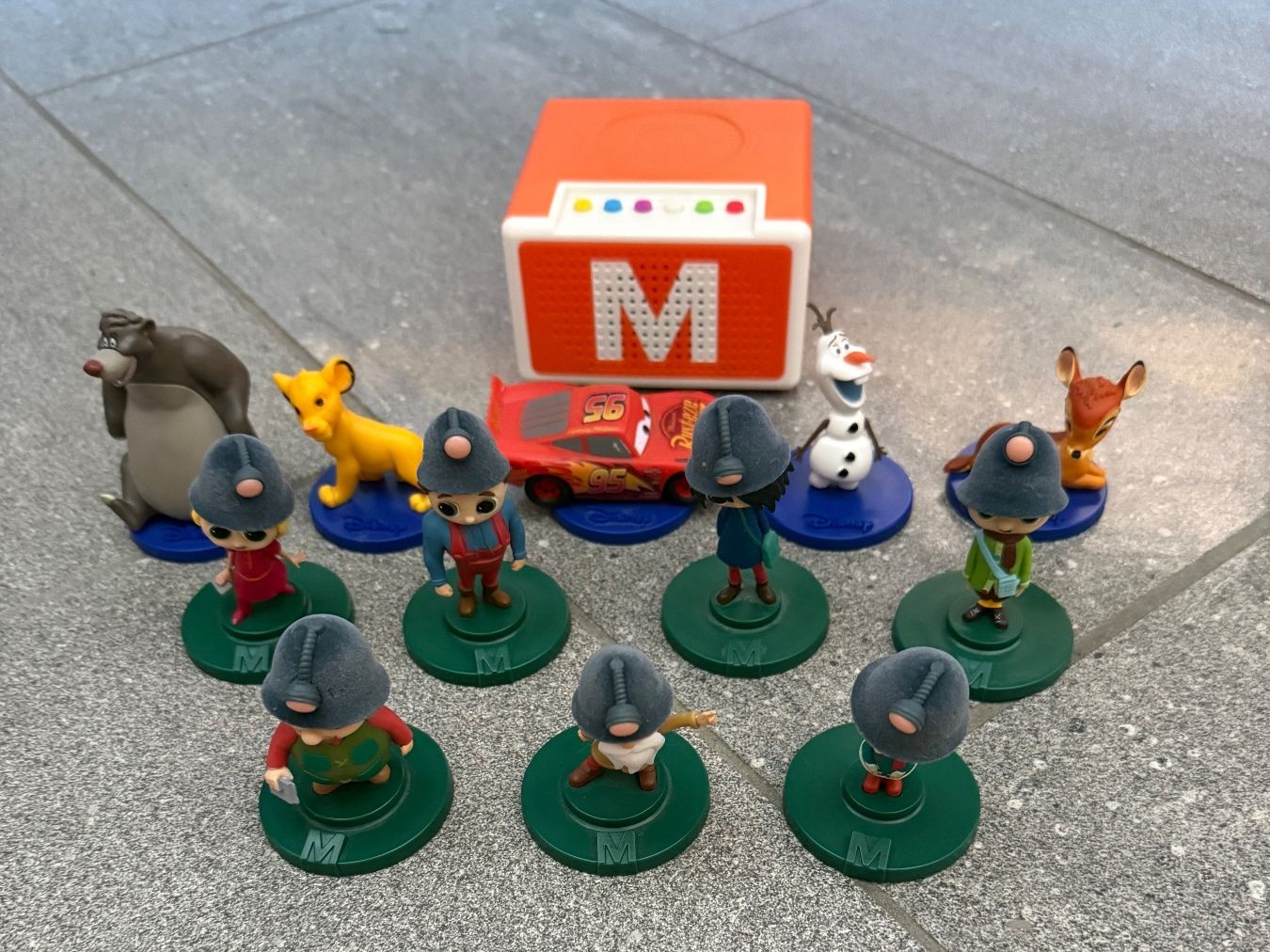 Migros Giocattoli: Migros Storybox mit 12 Figuren – Usato da Muri AG venduto da Hawaiiandream