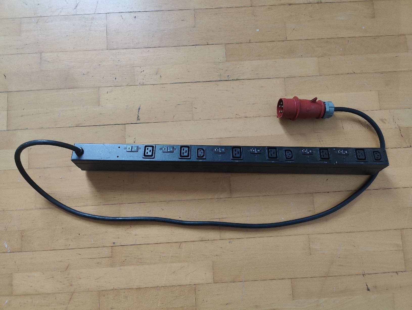 Apc Elektronikbauteil: APC AP77555A Rack PDU 22kW 400V / 32A – Neu (gemäss Beschreibung) aus Luzern von Djadm 2