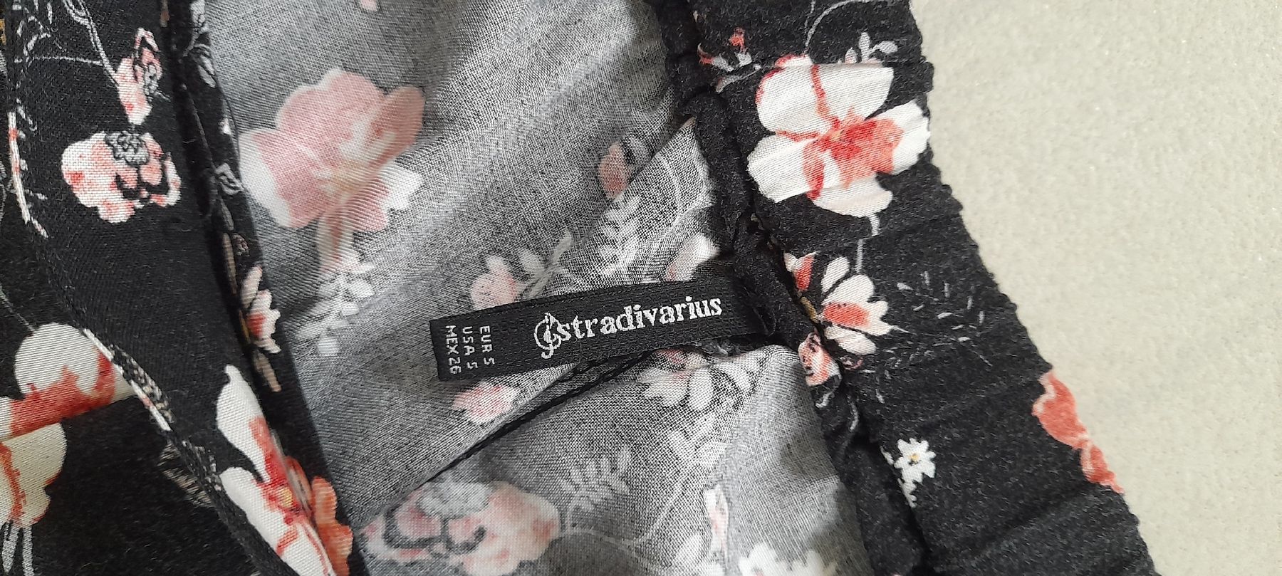 Stradivarius Pantaloni: Stradivarius Shorts mit Blumenmuster, Grösse S – Nuovo (secondo la descrizione) da ERLINSBACH venduto da doudouce 2