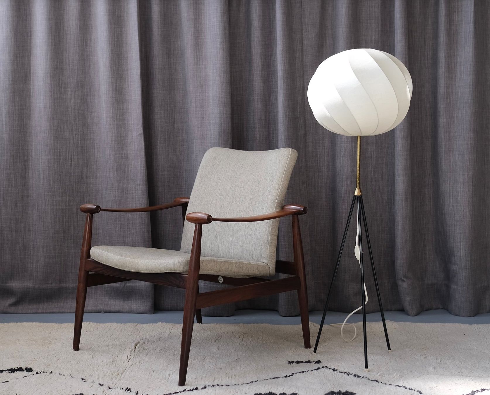 Lampade: Tripod Cocoon Floor Lamp 1960,s – Usato da Bern venduto da Zmodern_VIN 1