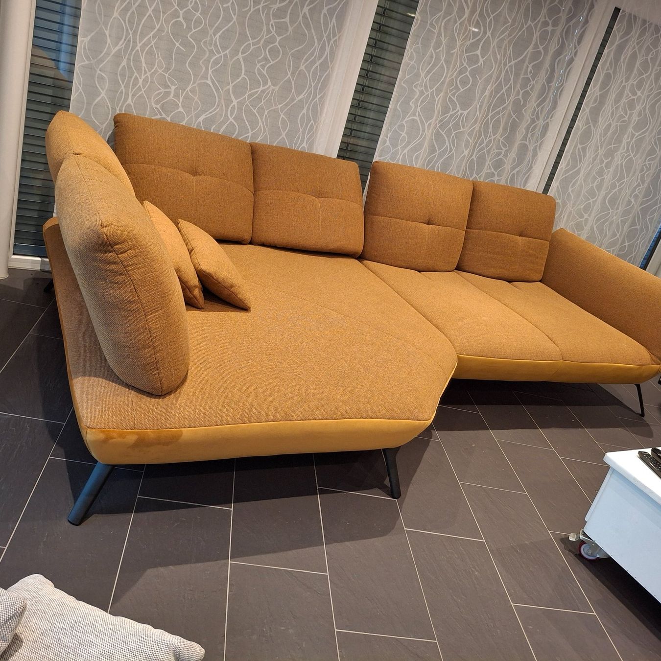 Divani: Ecksofa Dover XC TrapeEL  Farbe Riviera Gold – Usato da Tuttwil venduto da Daisy75