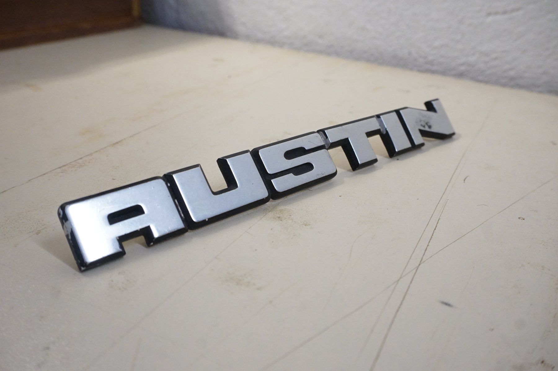 Austin Placchette & Badge: Badge Austin alu – Usato da Ependes VD venduto da Cartonabanane 1