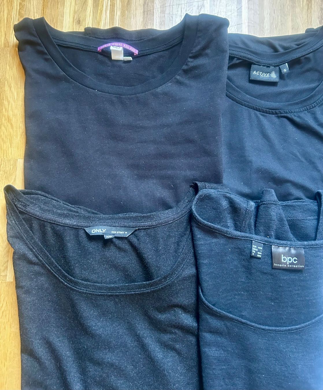 Lotti di vestiti: T-Shirt Kleiderpaket 46/48 – Usato da Klingnau venduto da martinak79 1