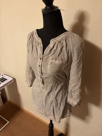 Damen Bluse grau mit Knopfleiste und 3/4 Arm getragen