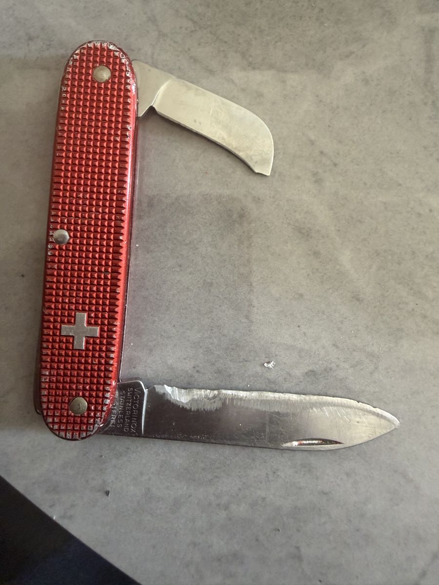 Victorinox Taschenmesser: Taschenmesser rot mit 2 Kling – Gebraucht aus Sursee von Fion