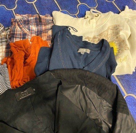 Lotti di vestiti: Frauen Herbst Kleiderpaket Gr. S - Blazer, Shirts, Pullover – Usato da Wängi venduto da Bmo 2