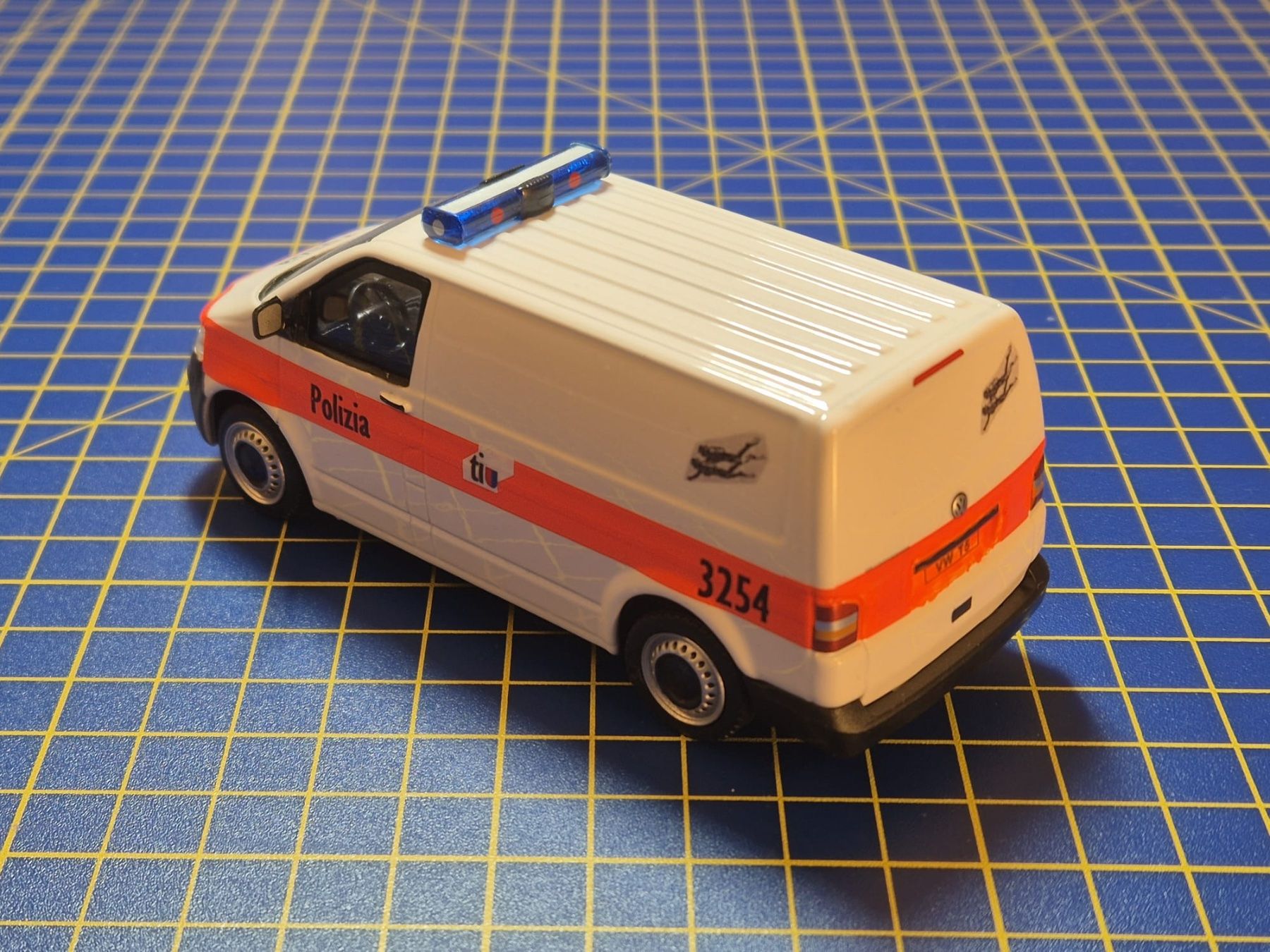 Volkswagen Modellini d'auto: VW T5 Kantonspolizei Tessin 1:43 – Usato da Lachen SZ venduto da myr_qk5y 1