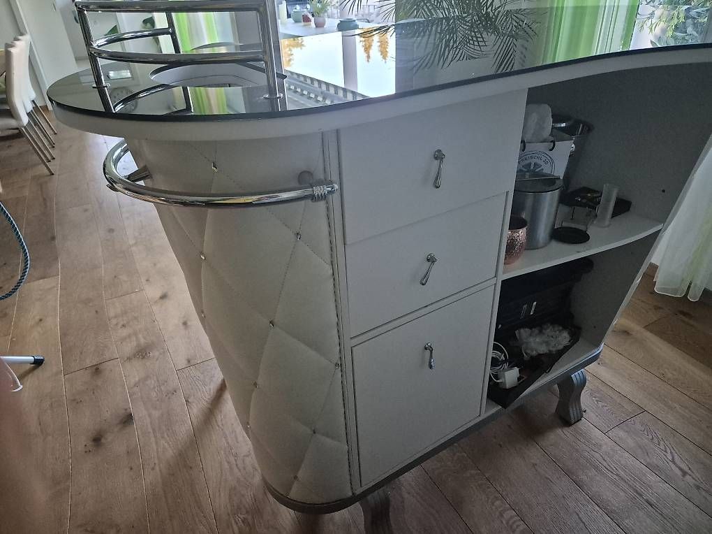Ladenausstattungen & Messebau: Hausbar mit 2 Barhöcker – Gebraucht aus Sempach von sas_t5g7