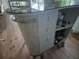 Hausbar mit 2 Barhöcker